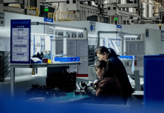 货架上一排排风管整齐排