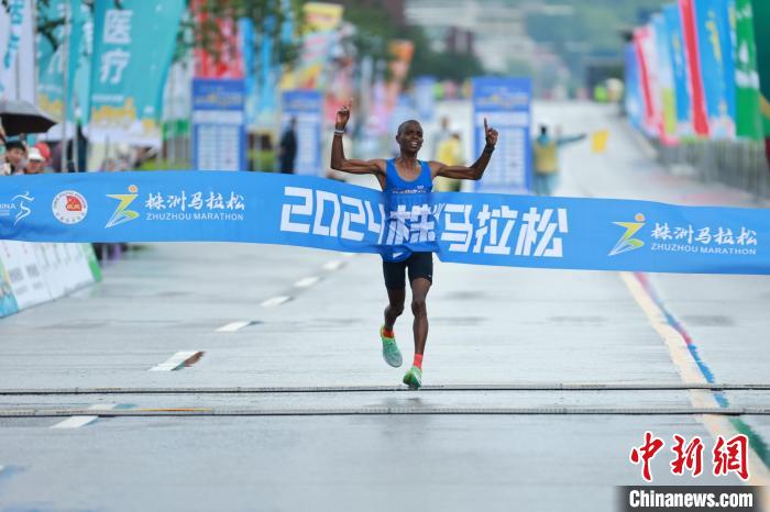 2024株洲马拉松鸣枪开跑 1.5万名中外跑者畅跑“制