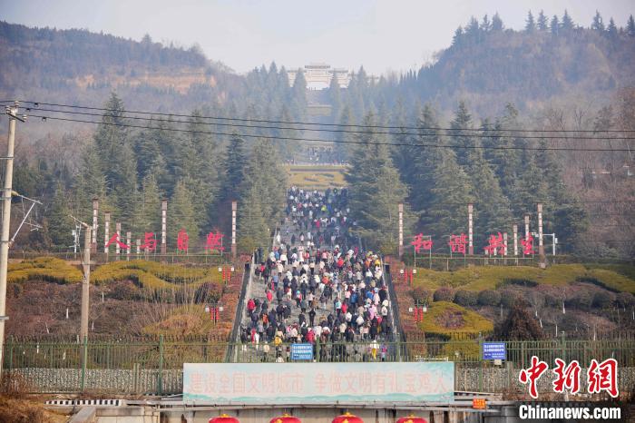 宝鸡大年初一登高迎春赛事2000余人共迎新春