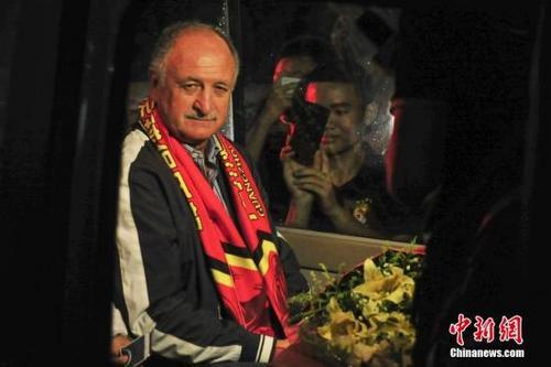 斯科拉里率巴拉纳竞技取胜后宣布退役 40年执教