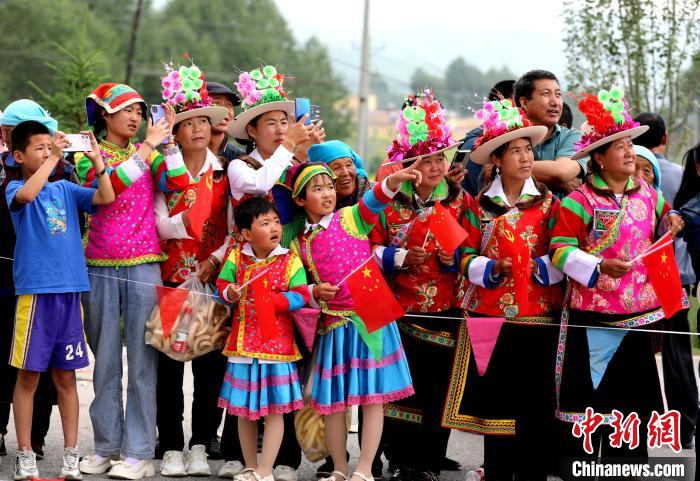 环青海湖赛第三赛段意大利车手夺冠 高海拔挑战