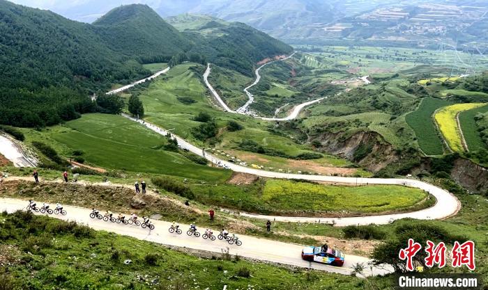 环青海湖赛第三赛段意大利车手夺冠 高海拔挑战