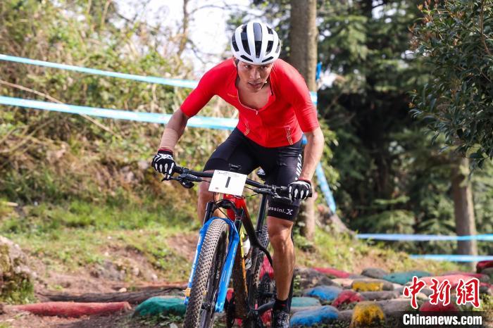 贵州福泉春山赛场：山地自行车选手切磋骑技，
