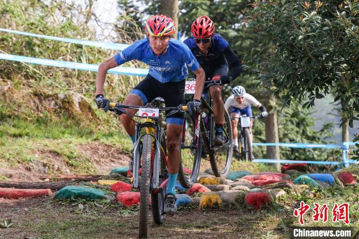 贵州福泉春山赛场：山地自行车选手切磋骑技，
