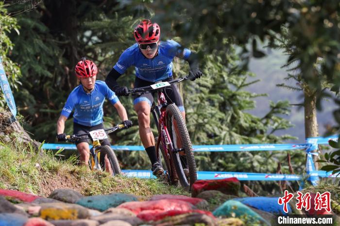 贵州福泉春山赛场：山地自行车选手切磋骑技，