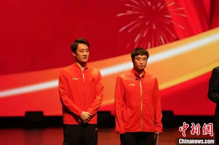 跳水奥运冠军曹缘、练俊杰走进北理工良乡校区