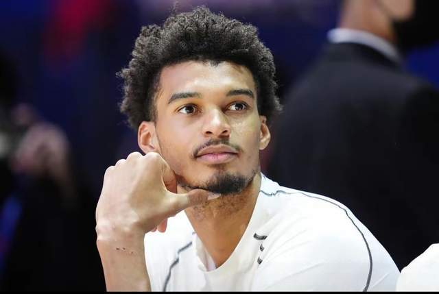 开拓者险胜太阳锁定季后赛席位 文班亚马首秀迎