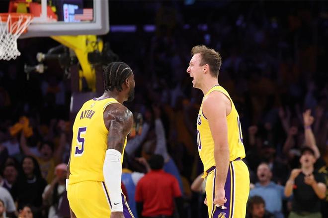 艾顿压制申京助湖人首战告捷