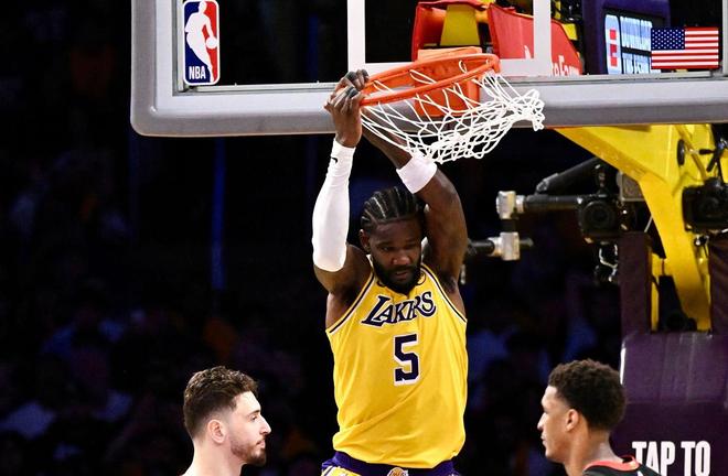 艾顿压制申京助湖人首战告捷